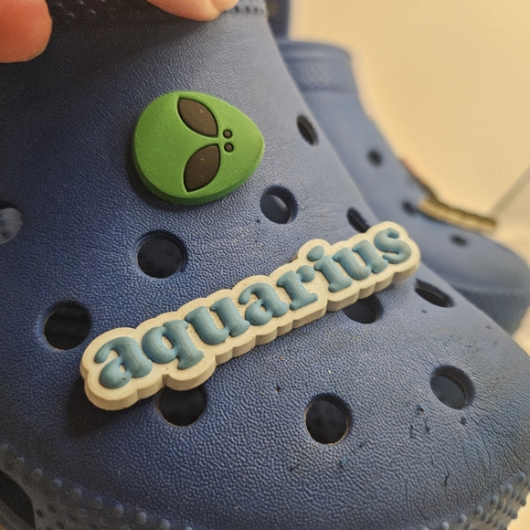 CROCS Blue Classic Clog Sandals Sz M 7 w 9 blue w/ Charms Used Condition.  Shoes - Picture 3 of 11